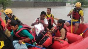 SDRF personnel rescue rain-affected people in Uttarakhand on Sunday.(HT Photo) SDRF personnel rescue rain-affected people in Uttarakhand on Sunday.(HT Photo)