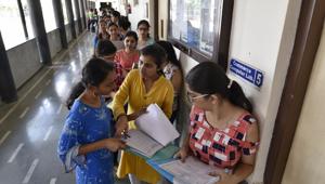 Delhi university aspirants stand in queues to get admission in new academic session 2018-19 at Daulat Ram College, in New Delhi, India, on June 20.(Sanchit Khanna/HT FilePHOTO) Delhi university aspirants stand in queues to get admission in new academic session 2018-19 at Daulat Ram College, in New Delhi, India, on June 20.(Sanchit Khanna/HT FilePHOTO)