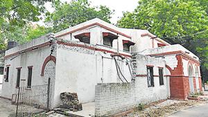 A view of one of the structures inside the Red Fort that is set to be demolished.(Burhaan Kinu/HT PHOTO) A view of one of the structures inside the Red Fort that is set to be demolished.(Burhaan Kinu/HT PHOTO)
