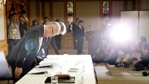 Tetsuo Yukioka (L), Managing Director of Tokyo Medical University and Keisuke Miyazawa, vice-president of Tokyo Medical University, bow as they attend a news conference in Tokyo, Japan August 7.(REUTERS) Tetsuo Yukioka (L), Managing Director of Tokyo Medical University and Keisuke Miyazawa, vice-president of Tokyo Medical University, bow as they attend a news conference in Tokyo, Japan August 7.(REUTERS)