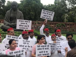 SP MPs, led by Kannauj MP Dimple Yadav, protested outside Parliament.(HT Photo) SP MPs, led by Kannauj MP Dimple Yadav, protested outside Parliament.(HT Photo)