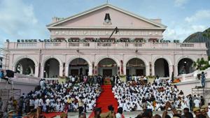 DMK party supporters gather to pay respects to the remains of M Karunanidhi at Rajaji hall in Chennai on August 8.(AFP Photo) DMK party supporters gather to pay respects to the remains of M Karunanidhi at Rajaji hall in Chennai on August 8.(AFP Photo)
