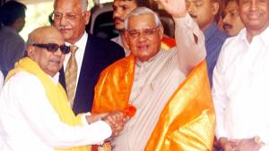 Karunanidhi pulled out his two ministers out of the Vajpayee government in December 2003.(PTI/File Photo) Karunanidhi pulled out his two ministers out of the Vajpayee government in December 2003.(PTI/File Photo)