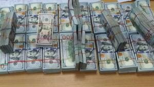 On questioning, it was revealed that the arrested people were sCathacarrying the money in their checked-in baggage.(HT Photo) On questioning, it was revealed that the arrested people were sCathacarrying the money in their checked-in baggage.(HT Photo)
