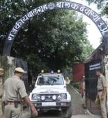 Police officials taking the resued girls for recording their statements in the court in Deoria.(Deepak Gupta/HT Photo) Police officials taking the resued girls for recording their statements in the court in Deoria.(Deepak Gupta/HT Photo)