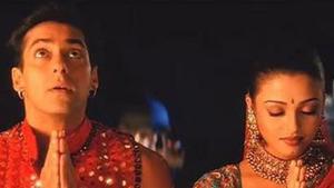 Salman Khan and Aishwarya Rai in Navratri song, Dholi Taro, from Hum Dil De Chuke Sanam. Salman Khan and Aishwarya Rai in Navratri song, Dholi Taro, from Hum Dil De Chuke Sanam.
