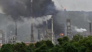 Smoke billows from the BPCL refinery in Mumbai.(Vijayanand Gupta/HT Photo) Smoke billows from the BPCL refinery in Mumbai.(Vijayanand Gupta/HT Photo)