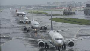Domestic carriers such as Indigo, Vistara and Jet Air have advised travellers to factor in extra time while travelling to and from the airport. They have also been advised to check flight timings before starting for the airport.(Satish Bate/HT File Photo) Domestic carriers such as Indigo, Vistara and Jet Air have advised travellers to factor in extra time while travelling to and from the airport. They have also been advised to check flight timings before starting for the airport.(Satish Bate/HT File Photo)