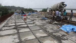 Authorities have finally woken up to the woes of the commuters following the closure of Mumbra Bypass.(HT Photo) Authorities have finally woken up to the woes of the commuters following the closure of Mumbra Bypass.(HT Photo)