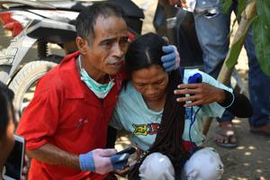 A strong aftershock struck Indonesia's Lombok on August 9, causing panic among evacuees sheltering after a devastating earthquake killed more than 160 on the holiday island four days earlier.(AFP) A strong aftershock struck Indonesia's Lombok on August 9, causing panic among evacuees sheltering after a devastating earthquake killed more than 160 on the holiday island four days earlier.(AFP)
