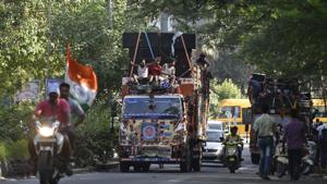 Traffic jam due to movement of kanwariyas in Delhi’s Karol Bagh area.(Sanchit Khanna/HT Photo) Traffic jam due to movement of kanwariyas in Delhi’s Karol Bagh area.(Sanchit Khanna/HT Photo)