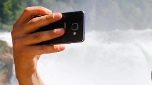 A new research claims that India has the highest number of selfie-related deaths.(Representative image) A new research claims that India has the highest number of selfie-related deaths.(Representative image)