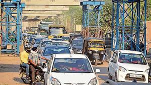 Tardy land acquisition and lack of vehicle-free construction site has allowed completion of only 35% work even as the December 2018 deadline inches closer.(HT File) Tardy land acquisition and lack of vehicle-free construction site has allowed completion of only 35% work even as the December 2018 deadline inches closer.(HT File)