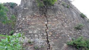 The cracks in the wall of Gagron Fort of Jhalawar.(HT Photo) The cracks in the wall of Gagron Fort of Jhalawar.(HT Photo)