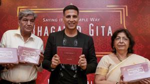 Actor Akshay Kumar with author Vijay Singal (L) at the launch of the book, Bhagavad Gita – Saying it the Simple Way.(PTI) Actor Akshay Kumar with author Vijay Singal (L) at the launch of the book, Bhagavad Gita – Saying it the Simple Way.(PTI)