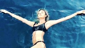 Lisa Haydon is posting her beach holiday snaps on Instagram. We’re getting so much vacation envy just from looking at Lisa’s photos. (Instagram)