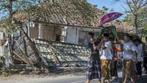 Indonesian men carry the body of a victim of last week's earthquake past a damaged building during a funeral in Gangga, Lombok Island, Indonesia on August 12.(AP Photo) Indonesian men carry the body of a victim of last week's earthquake past a damaged building during a funeral in Gangga, Lombok Island, Indonesia on August 12.(AP Photo)