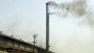 Factories are a significant contributor to air pollution in the national capital.(HT File) Factories are a significant contributor to air pollution in the national capital.(HT File)