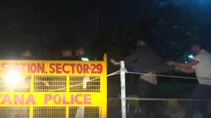 Two groups of brawl outside Sahara Mall in Gurugram on Saturday night.(Video grab) Two groups of brawl outside Sahara Mall in Gurugram on Saturday night.(Video grab)