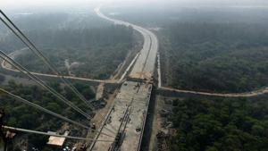 The two men were trying to throw the foetus off Signature Bridge, near Khajuri Khas.(Sonu Mehta/HT File) The two men were trying to throw the foetus off Signature Bridge, near Khajuri Khas.(Sonu Mehta/HT File)