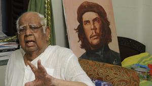 Somnath Chatterjee speaks to reporters at his South Kolkata residence on April 29, 2018. Chatterjee died in Kolkata on Monday.(Samir Jana/HT file photo) Somnath Chatterjee speaks to reporters at his South Kolkata residence on April 29, 2018. Chatterjee died in Kolkata on Monday.(Samir Jana/HT file photo)