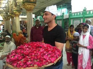 Celebrity chef Vikas Khanna observed roza for 26 years, hoping to meet the family that saved his life. Celebrity chef Vikas Khanna observed roza for 26 years, hoping to meet the family that saved his life.