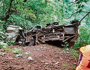 The mangled remains of the mini bus that fell into a 800ft gorge off Ambenali ghat in Maharashtra.(HT FILE)