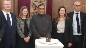Indian high commissioner YK Sinha with a team of Scotland Yard when the 12th century Buddha statue was handed over in the Indian high commission on Wednesday.(HT Photo) Indian high commissioner YK Sinha with a team of Scotland Yard when the 12th century Buddha statue was handed over in the Indian high commission on Wednesday.(HT Photo)