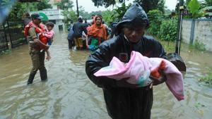 Fire and Rescue personnel evacuate local residents in an inflatable boat from a flooded area at Muppathadam near Eloor in Kochi's Ernakulam district.(AFP Photo) Fire and Rescue personnel evacuate local residents in an inflatable boat from a flooded area at Muppathadam near Eloor in Kochi's Ernakulam district.(AFP Photo)