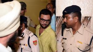 Delhi Police officers with JNU scholar Umar Khalid outside the Constitution Club soon after the incident in New Delhi on Monday.(Sonu Mehta/HT Photo) Delhi Police officers with JNU scholar Umar Khalid outside the Constitution Club soon after the incident in New Delhi on Monday.(Sonu Mehta/HT Photo)