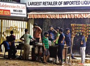 People having alcohol outside a liquor shop, near Kanhai Village sector 44, in Gurugram.(Yogendra Kumar/HT PHOTO) People having alcohol outside a liquor shop, near Kanhai Village sector 44, in Gurugram.(Yogendra Kumar/HT PHOTO)