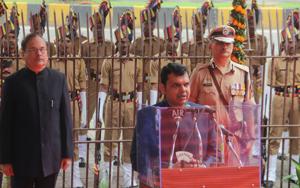 Devendra Fadnavis hoisted the national flag at the state secretariat in Nariman Point.(Bhushan Koyande) Devendra Fadnavis hoisted the national flag at the state secretariat in Nariman Point.(Bhushan Koyande)