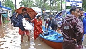 Flood victims are evacuated to safer areas in Kozhikode, Kerala, Thursday, Aug. 16, 2018.(AP) Flood victims are evacuated to safer areas in Kozhikode, Kerala, Thursday, Aug. 16, 2018.(AP)