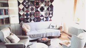 Put up a contemporary carpet on the wall to serve as a backdrop for a photo collage or a crockery collection.(Instagram) Put up a contemporary carpet on the wall to serve as a backdrop for a photo collage or a crockery collection.(Instagram)