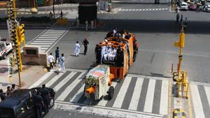The mortal remains of former prime minister Atal Bihari Vajpayee being taken to the BJP office in New Delhi.(Raj K Raj/HT photo) The mortal remains of former prime minister Atal Bihari Vajpayee being taken to the BJP office in New Delhi.(Raj K Raj/HT photo)