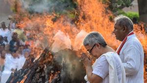 Namita, daughter of former PM Atal Bihari Vajpayee, during his cremation at Rashtriya Smriti Sthal in New Delhi on Friday.(PTI Photo) Namita, daughter of former PM Atal Bihari Vajpayee, during his cremation at Rashtriya Smriti Sthal in New Delhi on Friday.(PTI Photo)