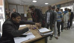 Delhi Police officials collect data of beggars at Hauz Khas police station, New Delhi, December 8, 2016(Ravi Choudhary/HT PHOTO) Delhi Police officials collect data of beggars at Hauz Khas police station, New Delhi, December 8, 2016(Ravi Choudhary/HT PHOTO)