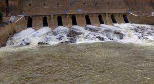 With over 2.07 lakh cusecs being released from the KRS reservoir and Kabini in Karnataka, inflow into the Mettur dam stood at 1.70 lakh cusecs on Friday morning.(PTI/File Picture) With over 2.07 lakh cusecs being released from the KRS reservoir and Kabini in Karnataka, inflow into the Mettur dam stood at 1.70 lakh cusecs on Friday morning.(PTI/File Picture)