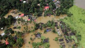 Tamil Nadu and Karnataka want to take no chances as neighbouring Kerala reels under unprecedented floods.(REUTERS photo) Tamil Nadu and Karnataka want to take no chances as neighbouring Kerala reels under unprecedented floods.(REUTERS photo)