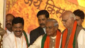 Former PM Atal Bihari Vajpayee with BJP leaders LK Advani and late Pramod Mahajan at BJP’s silver jubilee celebrations in Mumbai on December 28, 2005.(HT File)