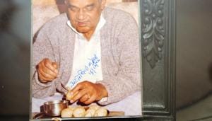 Atal Bihari Vajpayee savouring Kolkata’s signature street snack phuchka at the Beriwala house. He also autographed the photo.(Samir Jana/HT PHOTO) Atal Bihari Vajpayee savouring Kolkata’s signature street snack phuchka at the Beriwala house. He also autographed the photo.(Samir Jana/HT PHOTO)
