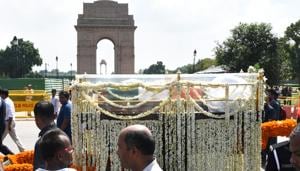 A vehicle carrying the coffin with the body of former prime minister Atal Bihari Vajpayee passes through India Gate in New Delhi on Friday.(Arvind Yadav/HT Photo) A vehicle carrying the coffin with the body of former prime minister Atal Bihari Vajpayee passes through India Gate in New Delhi on Friday.(Arvind Yadav/HT Photo)