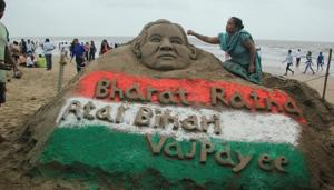 Tribute to former PM Atal Bihari Vajpayee through sand art in Mumbai.(HT Photo) Tribute to former PM Atal Bihari Vajpayee through sand art in Mumbai.(HT Photo)