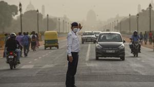 A traffic cop manages traffic as he wears a pollution mask during hazy weather at Rajpath, in New Delhi.(HT File Photo) A traffic cop manages traffic as he wears a pollution mask during hazy weather at Rajpath, in New Delhi.(HT File Photo)