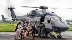 Air Force personnel carry out rescue operations at a flood-affected region following heavy monsoon rainfall, in Kochi on Thursday, Aug 16, 2018.(PTI) Air Force personnel carry out rescue operations at a flood-affected region following heavy monsoon rainfall, in Kochi on Thursday, Aug 16, 2018.(PTI)