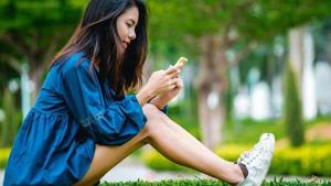 Research shows that smartphone use can lead to poor sleep, low self-esteem, memory issues and ADHD in teens.(Shutterstock) Research shows that smartphone use can lead to poor sleep, low self-esteem, memory issues and ADHD in teens.(Shutterstock)