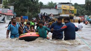 Volunteers and rescue personal evacuate local residents in a boat in a residential area at Aluva in Ernakulam district, Kerala, on August 17, 2018.(AFP) Volunteers and rescue personal evacuate local residents in a boat in a residential area at Aluva in Ernakulam district, Kerala, on August 17, 2018.(AFP)