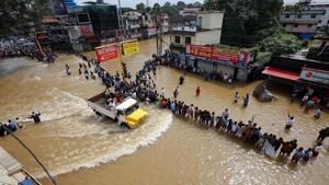 In serious flood situation in Kerala people are being rescued with ropes, truck, fishing boats. Rivers and rain water continue to flood the highway and junction of Pandalam, Pathanamthitta, south Kerala on Friday.(Amal KS/HT Photo) In serious flood situation in Kerala people are being rescued with ropes, truck, fishing boats. Rivers and rain water continue to flood the highway and junction of Pandalam, Pathanamthitta, south Kerala on Friday.(Amal KS/HT Photo)