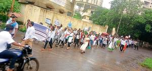 Students march on Independence Day to spread awareness about polluted water bodies in Bhiwandi.(HT PHOTO) Students march on Independence Day to spread awareness about polluted water bodies in Bhiwandi.(HT PHOTO)