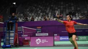 India's Saina Nehwal hits a return against Japan's Nozomi Okuhara in their women's singles match in the women’s team quarter-final badminton competition at the 2018 Asian Games in Jakarta on August 20, 2018.(AFP) India's Saina Nehwal hits a return against Japan's Nozomi Okuhara in their women's singles match in the women’s team quarter-final badminton competition at the 2018 Asian Games in Jakarta on August 20, 2018.(AFP)